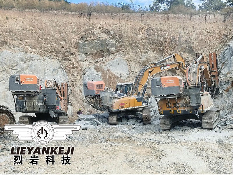 巖石鉆裂機(jī)地基開挖現(xiàn)場(chǎng)