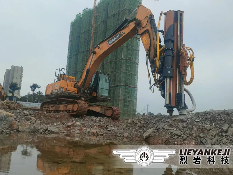 全自動鉆孔破裂巖石一體機(jī)應(yīng)用于基建開挖